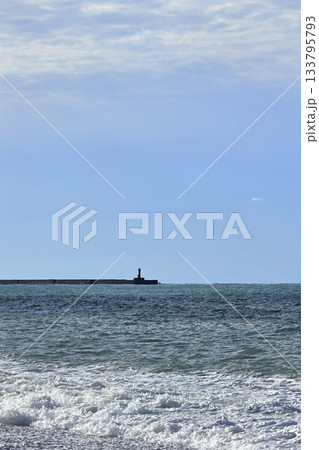 ヒスイ海岸から見る灯台 ヒスイ海岸から見る灯台 133795793