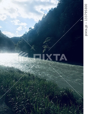 和歌山県熊野古道の近くの宿から見た雄大な自然な風景 133795800