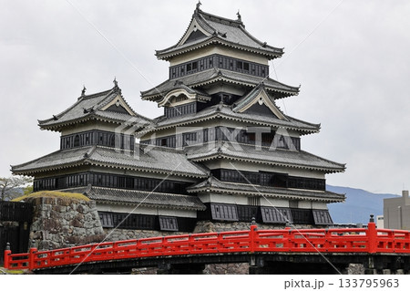 赤い橋と松本城 赤い橋と松本城 133795963
