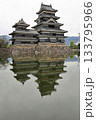 曇天の水面に映る国宝松本城 曇天の水面に映る国宝松本城 133795966