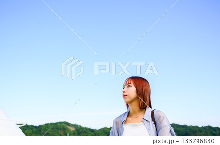 青空の下、旅行に出かける20代女性 青空の下、旅行に出かける20代女性 133796830