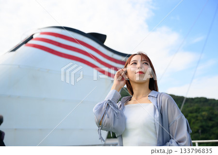 フェリーの船体に映る青空と、未来を見つめる若い日本人女性 フェリーの船体に映る青空と、未来を見つめる若い日本人女性 133796835