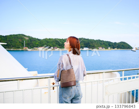 フェリーから島々を眺める若い女性の旅立ち フェリーから島々を眺める若い女性の旅立ち 133796843