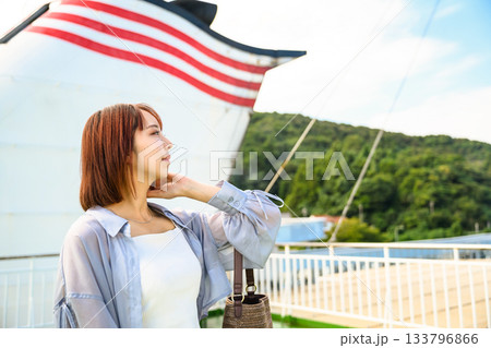 船上から島を眺める若い女性と船体 133796866