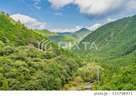 新城市の宇連ダムの風景(愛知県) 133796971