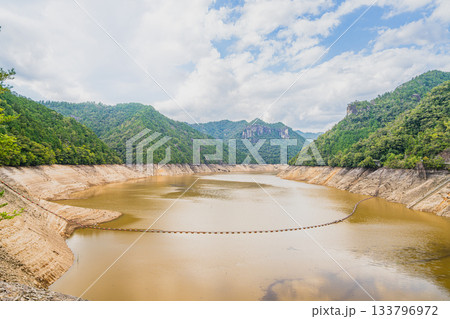 新城市の宇連ダムの風景(愛知県) 133796972