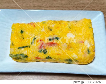 カニカマ入りの厚焼玉子 133796975