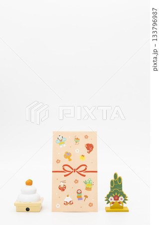 白い背景に鏡餅・ポチ袋・門松のミニチュア_お正月・年始のイメージ 133796987