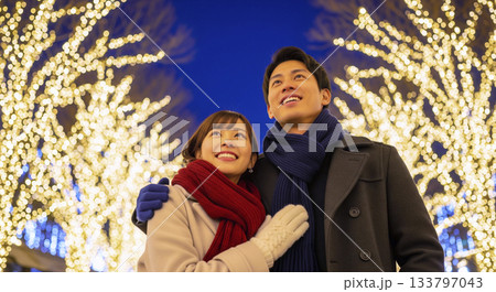 イルミネーションを見る恋人たち 133797043