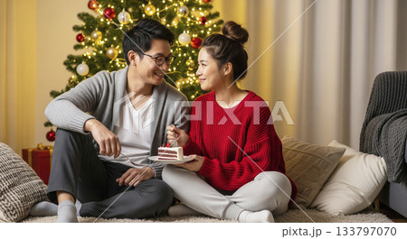 恋人たちが部屋でケーキを食べているシーン 133797070