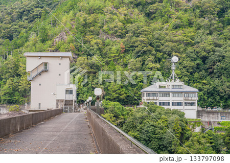 新城市の宇連ダムの風景(愛知県) 133797098