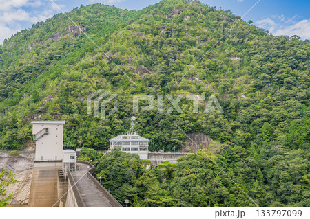 新城市の宇連ダムの風景(愛知県) 新城市の宇連ダムの風景(愛知県) 133797099