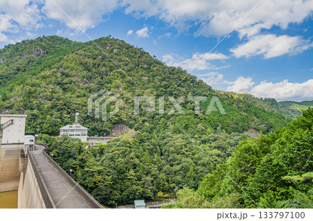 新城市の宇連ダムの風景(愛知県) 133797100