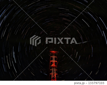 人工衛星と星の軌跡と鉄塔（20251126023523） 133797103