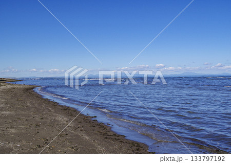根室湾に浮かぶ春国岱から見る知床半島と国後島 133797192