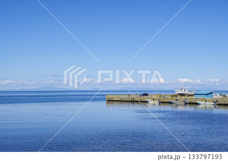根室湾の海岸線から見る知床半島と国後島 133797193