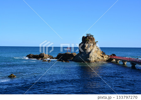 いわき市波立海岸 晴天の弁天島 いわき市波立海岸 晴天の弁天島 133797270