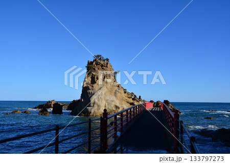 いわき市波立海岸 晴天の弁天島 133797273