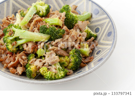 ブロッコリーと豚こまの炒め物 133797341