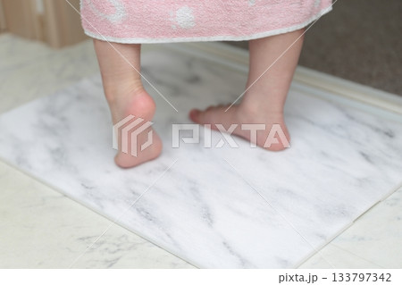 珪藻土のバスマットで足を拭く女の子 133797342
