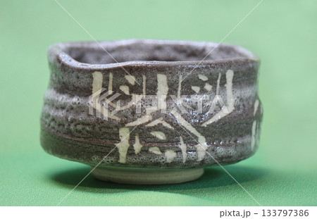 安土桃山時代の意匠を引き継ぐ鼠志野焼 133797386