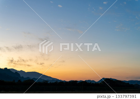 山に沈む夕日 133797391