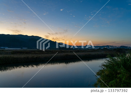 山に沈む夕日 133797392