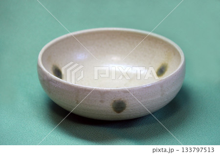 安土桃山時代の意匠を引き継ぐ黄瀬戸焼 133797513