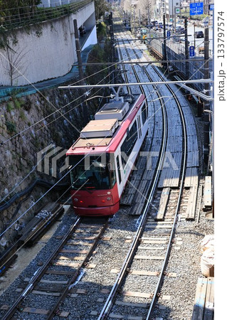千登世橋をくぐり早稲田方向に走行していく東京さくらトラムの電車 千登世橋をくぐり早稲田方向に走行していく東京さくらトラムの電車 133797574