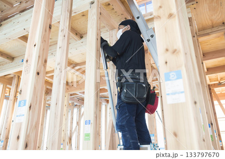 一般住宅に制震ダンパーを取り付ける大工さん 133797670