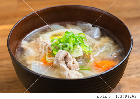 具だくさんの豚汁 133798265