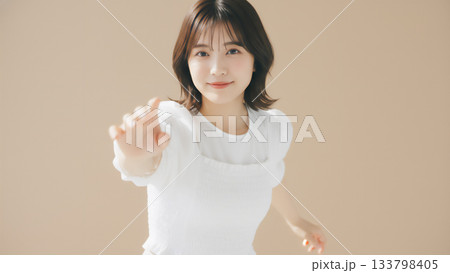 優しい笑顔の若い女性のナチュラルポートレート 133798405