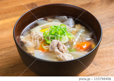具だくさんの豚汁 133798406
