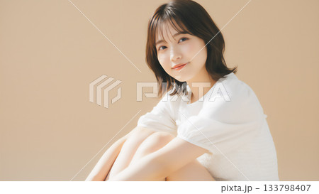 優しい笑顔の若い女性のナチュラルポートレート 133798407