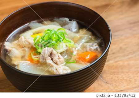 具だくさんの豚汁 133798412