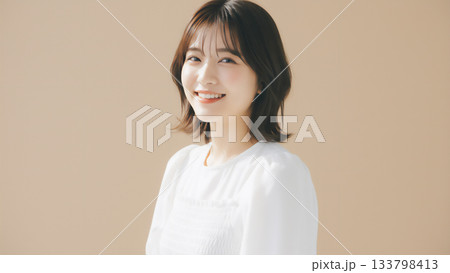 優しい笑顔の若い女性のナチュラルポートレート 133798413