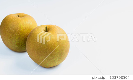 新鮮な和梨（白背景） 133798504