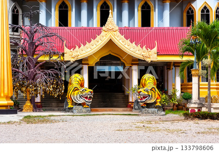 Statues of two tigers at entrance to buddhist pagoda Tham Sua near Tiger Cave Temple in Krabi, Thailand. Statues of two tigers at entrance to buddhist pagoda Tham Sua near Tiger Cave Temple in Krabi, Thailand. 133798606
