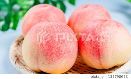 テーブルに置かれた白桃 133798658