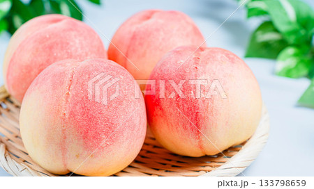 テーブルに置かれた白桃 テーブルに置かれた白桃 133798659