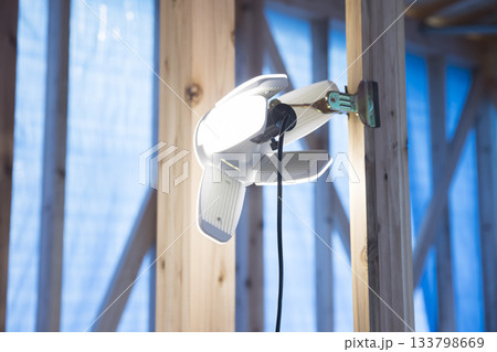 建築現場に取り付けた照明器具 133798669