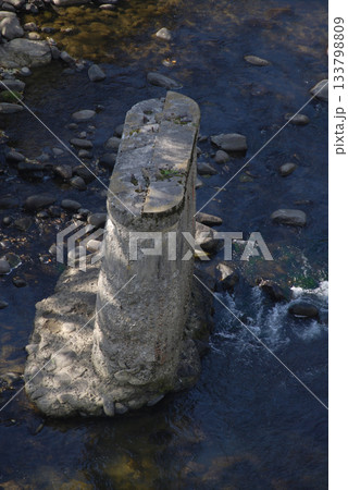 Remains of bridge piers / 廃止された路線(廃道・廃止路線)の橋脚の遺構 133798809