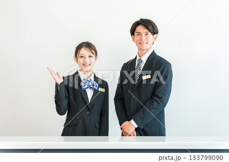カウンター,フロントで働くコンシェルジュ,ホテリエ,フロントスタッフの男女(案内,紹介,おすすめ) カウンター,フロントで働くコンシェルジュ,ホテリエ,フロントスタッフの男女(案内,紹介,おすすめ) 133799090