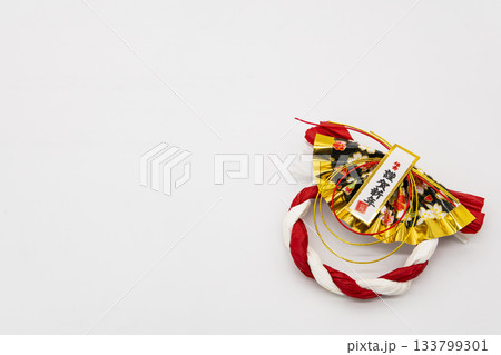 白い背景に紅白の水引飾り　お正月・和風・お祝いのイメージ 133799301