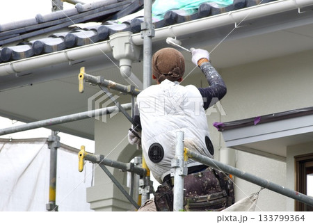 壁の塗り替え作業している職人の様子 133799364