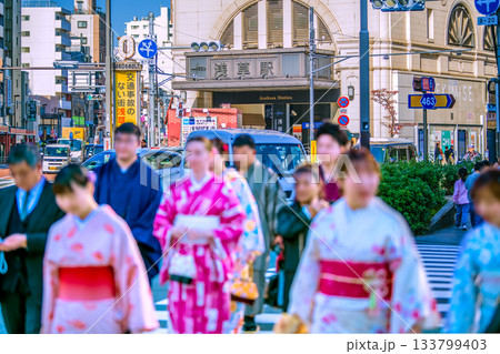 日本の東京都市景観 師走。浅草駅などを望む。外国人観光客らで賑わう浅草＝1日 133799403
