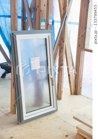 一般住宅の建築現場に立て掛けられた窓 一般住宅の建築現場に立て掛けられた窓 133799455