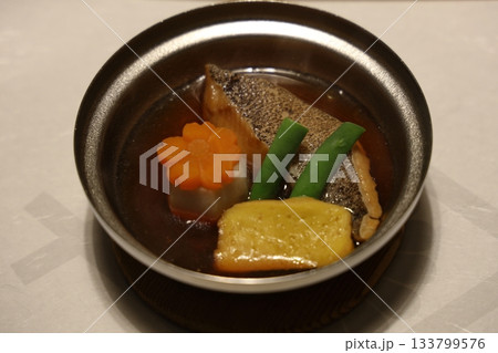 修善寺温泉 菊屋旅館の豪華な夕食会席 煮物 133799576