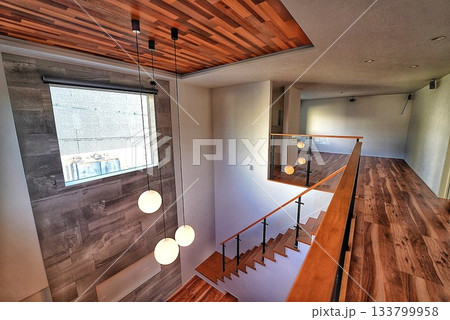 吹き抜けとフリースペースのある広い二階建ての住宅 133799958