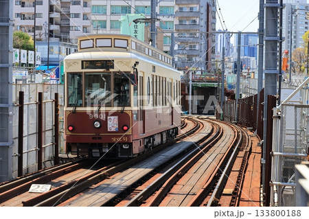 千登世橋方向へ坂を下って走行していく東京さくらトラムの電車 133800188